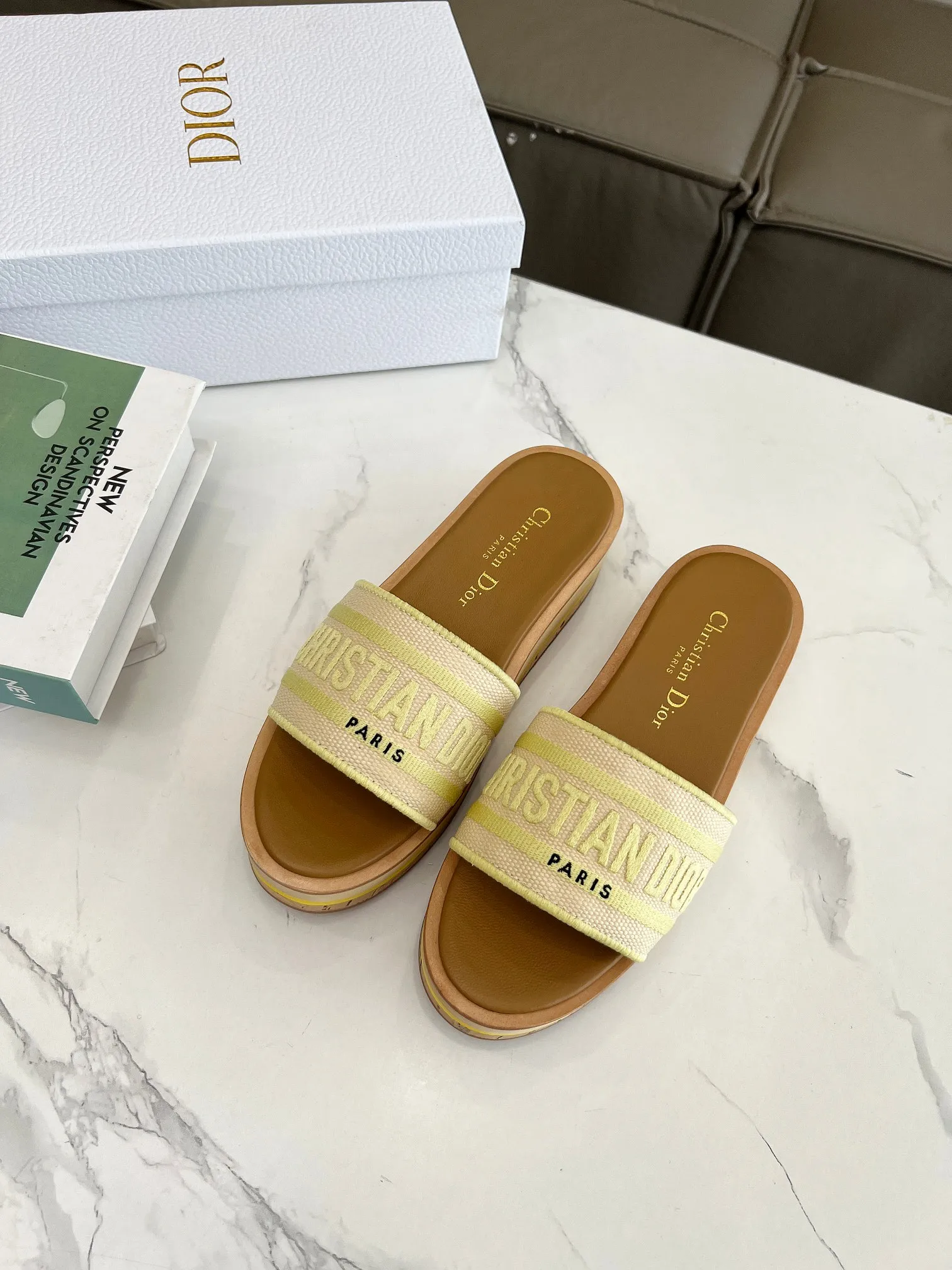 👟👟Ex-factory price 420👟👟 Dior's new spring and summer IVIETA DWAY jelly-colored flat-soled one-slip women's shoes with CD letter logo three-dimensional embroidery thick-soled round-toe open-toe slippers. The original version is developed to be the top version on the market. It feels soft and delicate on the feet and is extremely comfortable. Material: Upper imported raffia electric embroidery high-temperature water-soluble cotton technical fabric + water-dyed cowhide foot pad lining + original consistent combination outsole Outsole: original outsole Size: 35-42 (40.41.42 custom-made, non-refundable and non-exchangeable)
